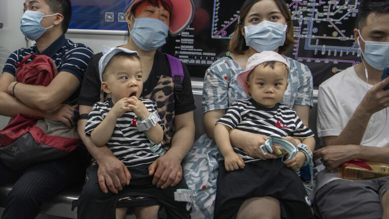 Zhou Jianrong - kids-running-for-the-subway-2
